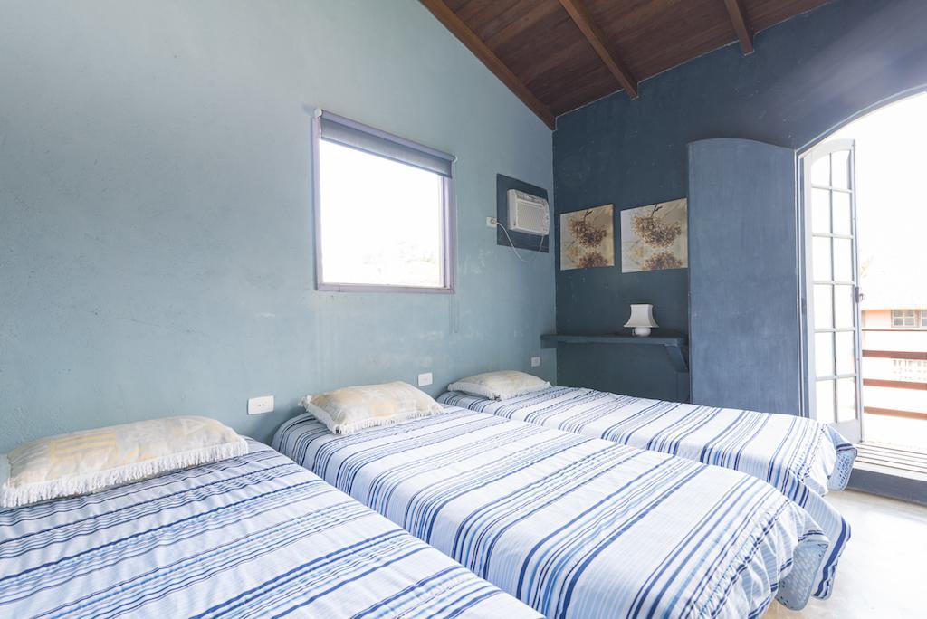 Quarto Triplo com 3 Camas de Solteiro